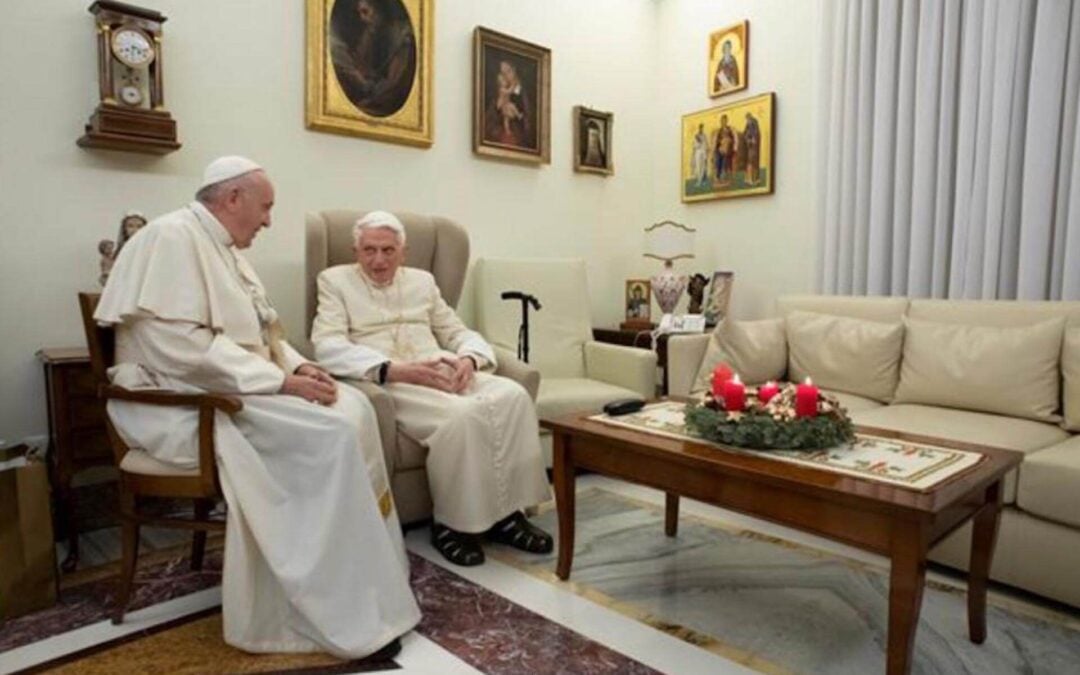Un lume tra due Papi. Una foto che attesta l’affetto “tenuto acceso” da Benedetto XVI