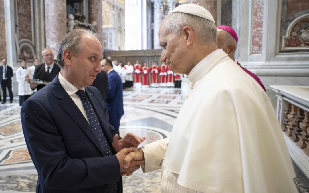 Il saluto tra il Pontefice e il presidente Giuseppe Contaldo: «Un segno indelebile che porterò per sempre nel cuore e nella vita»