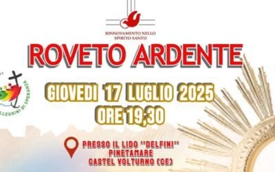 Roveto ardente presso il Lido “Delfini” di Pinetamare a Castel Volturno