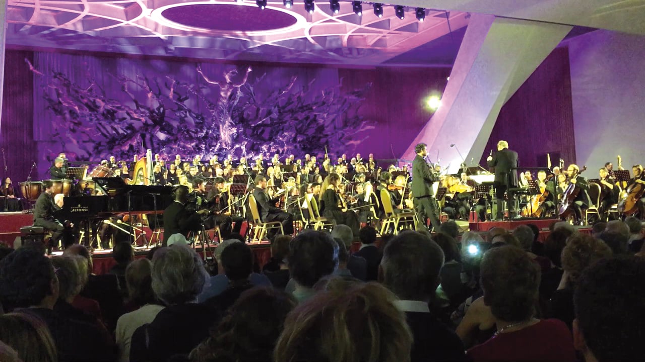Il 12 novembre 2016 la Sala Nervi in Vaticano si trasforma in un set cinematografico: luci, colori e le musiche di Ennio Morricone. In occasione del concerto “Con i poveri e per i poveri”, il maestro dirige l’Orchestra Roma Sinfonietta e il Coro dell’Accademia Nazionale di Santa Cecilia.