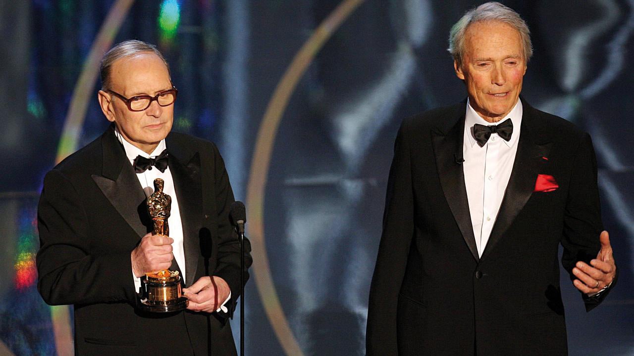 Ennio Morricone riceve l’Oscar da Clint Eastwood nel 2007.